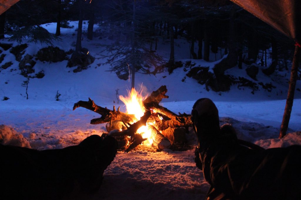 Feu de camp bushcraft dans la neige