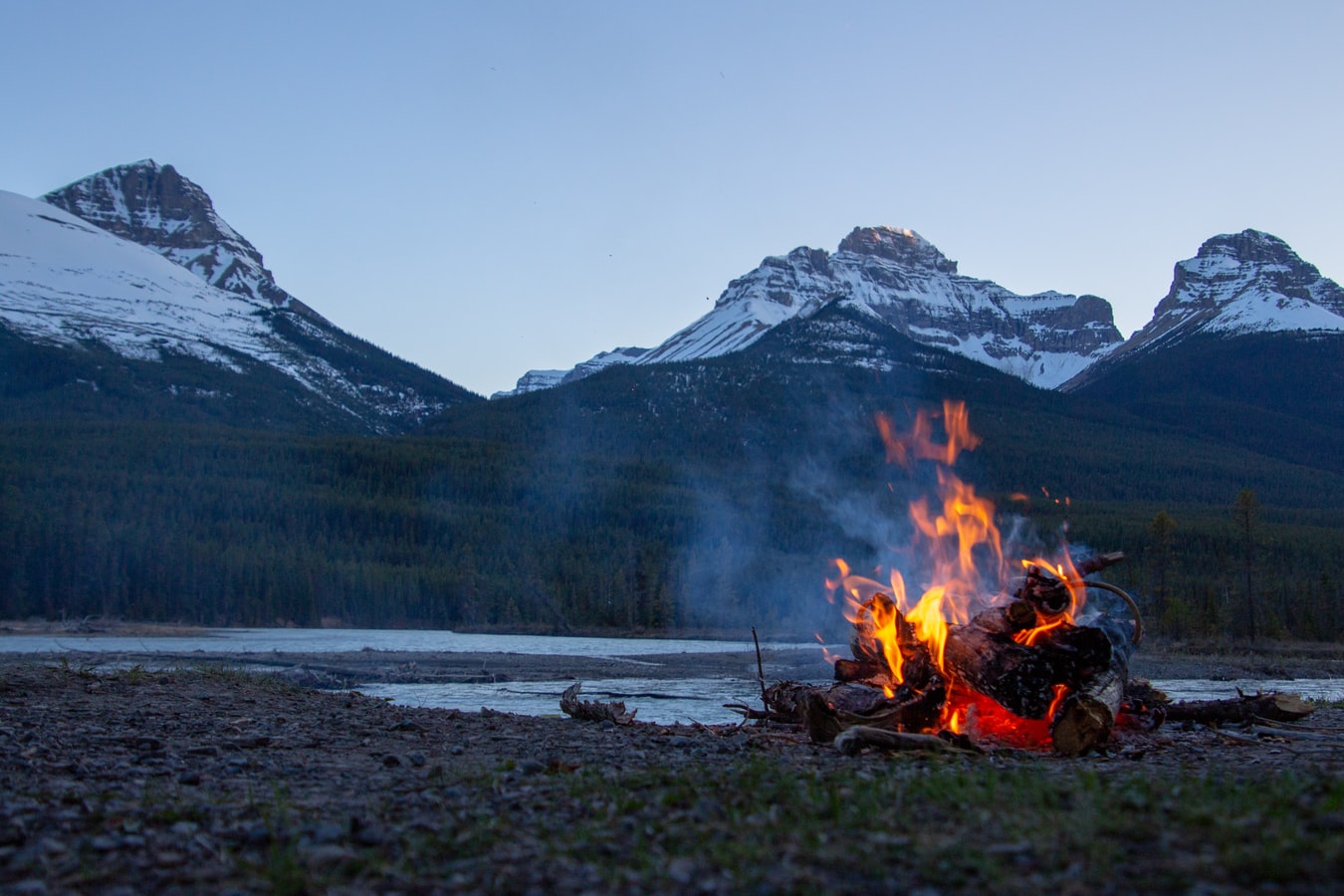 Feu de camp en hiver