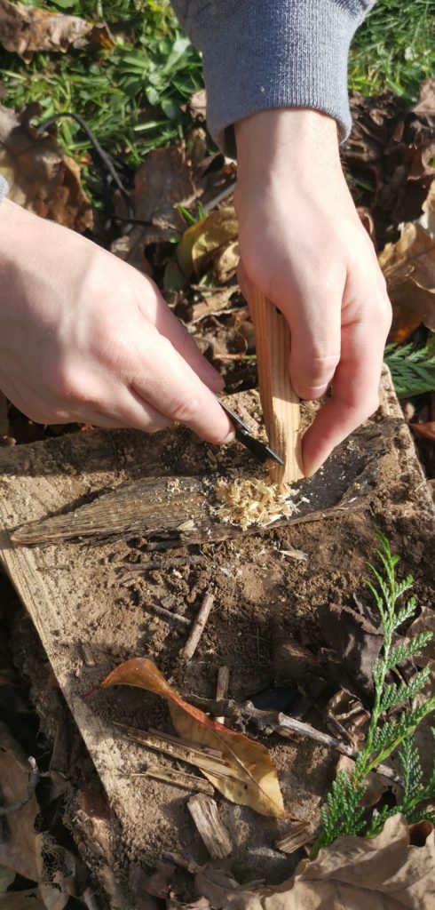 Création de copeaux avec l'allume-feu en bois de pin