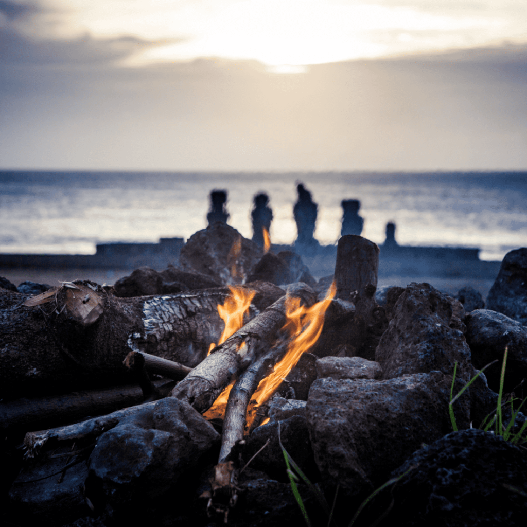 Feu de camp au bord de la mer grâce à une pierre à feu
