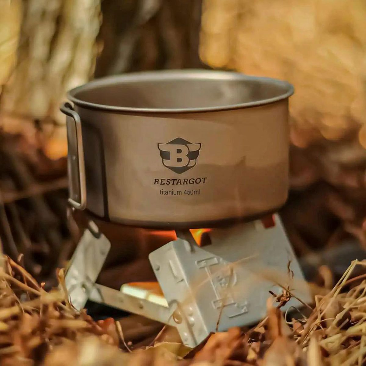 Tasse de camping en aluminium sur le feu