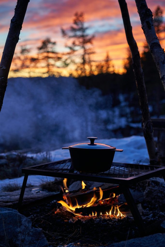 feu de camp dans la neige