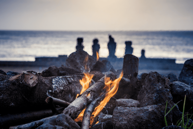 Feu de camp au bord de la mer grâce à une pierre à feu